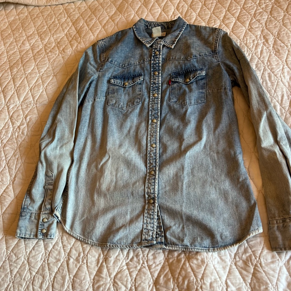 Denim Button-Up Shirt women’s Levi’s size XS